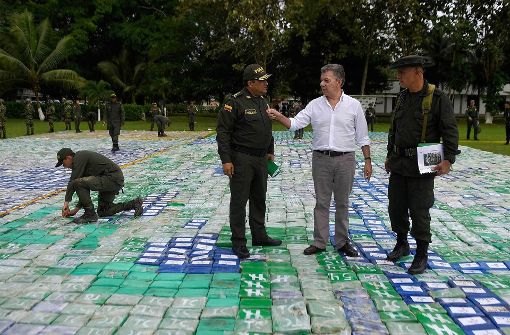 Der kolumbianische Präsident Juan Manuel Santos (Mitte) und General Jorge Nieto (links) stehen auf dem Kokainfund. Foto: colprensa