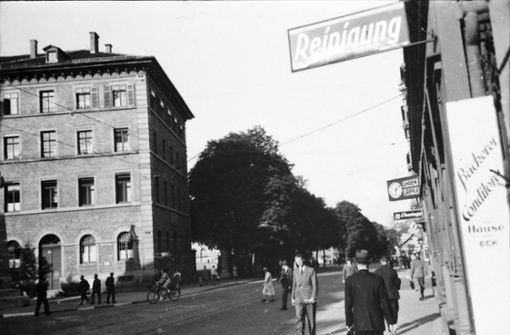 Das untere Ende der Rotebühlstraße 1942. In unserer Bildergalerie spazieren wir hinauf zum Feuersee. Foto: Stadtarchiv Stuttgart