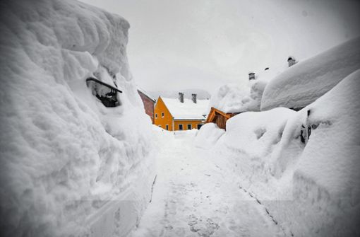 Der Schnee türmt sich zu beiden Seiten einer Gasse im österreichischen Mariazell.  Ist auch der Klimawandel an den Schneemassen in den Alpen schuld? Foto: dpa