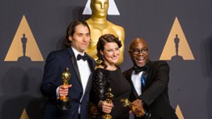 So wird  Diversität noch zu selten gelebt: Der „Moonlight“-Regisseur Barry Jenkins (rechts) und  die Produzenten Jeremy Kleiner und  Adele Romanski 2016 mit ihren Oscars für den Besten Film. Foto: imago/Xinhua