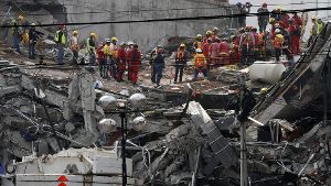 Eine Woche nach dem Erdbeben beseitigen Rettungskräfte und Helfer die Trümmer eines eingestürzten Gebäudes in Mexiko-Stadt (Mexiko). Foto:  