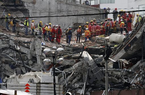 Eine Woche nach dem Erdbeben beseitigen Rettungskräfte und Helfer die Trümmer eines eingestürzten Gebäudes in Mexiko-Stadt (Mexiko). Foto:  