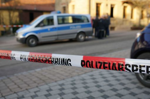 Ein Bild vom Tattag: In Rot am See sichern Polizisten Spuren in der Nähe des Tatorts. Foto: SDMG/SDMG / Kohls