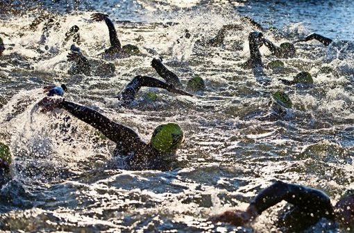 Ein Triathlon – ob kurz oder lang –  beginnt im  Wasser Foto: dpa