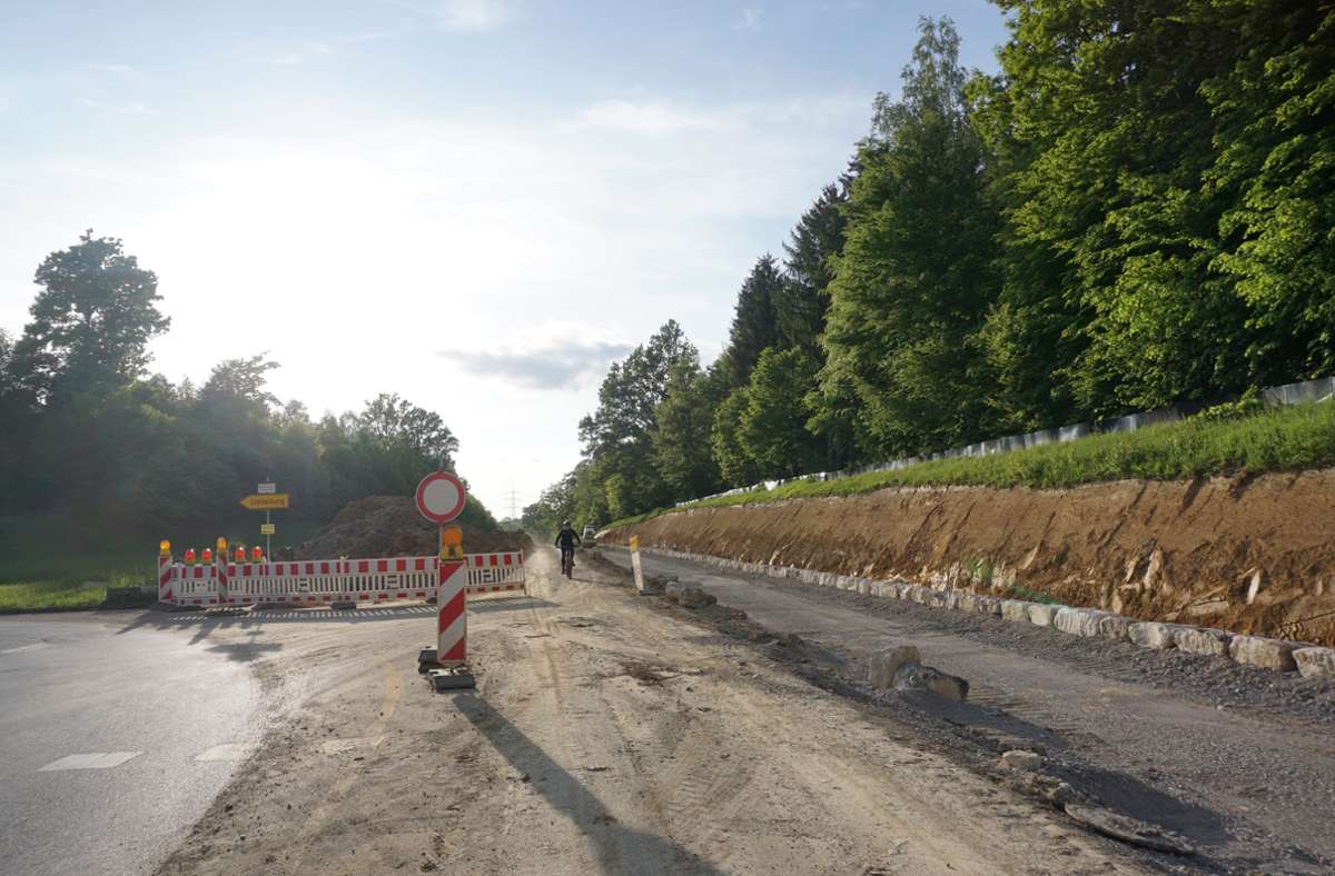 Radler und Autofahrer müssen sich auf der Landesstraße zwischen Aichschieß und dem Weißen Stein noch gedulden. Foto: Marion Brucker