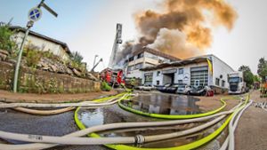 Ein Großbrand vernichtete im Sommer die Montagehalle eines Autoverwerters in Remseck. Er soll laut der Stadt seine Arbeit an dieser Stelle auch nicht wieder aufnehmen. Foto: KS-Images