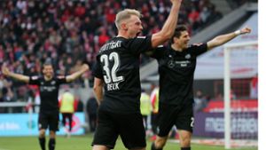 Matchwinner Andreas Beck und Mari Gomez bejubeln den VfB-Sieg Foto: Baumann