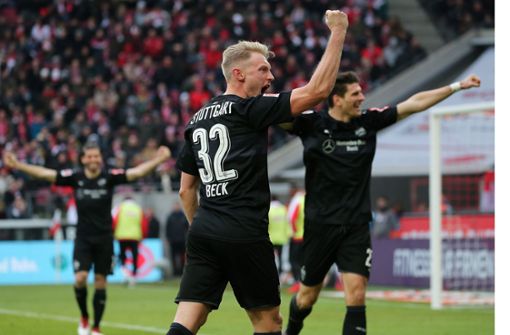 Matchwinner Andreas Beck und Mari Gomez bejubeln den VfB-Sieg Foto: Baumann