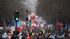 In Paris sind wieder Zehntausende Menschen gegen die geplante Rentenreform auf die Straße gegangen. Foto: AFP/Alain  Jocard