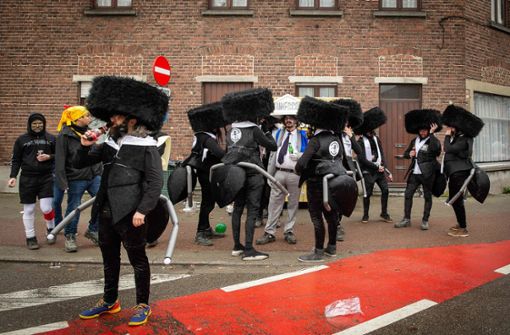 Als orthodox-jüdische Insekten verkleidete Flamen beim Aalster Karneval. Foto: AFP/JAMES ARTHUR GEKIERE