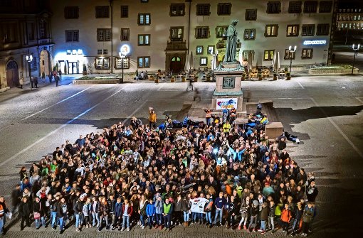 500 Teilnehmer sammelten sich auf dem Schillerplatz zum Gruppenbild. Foto: Lichtgut/Achim Zweygarth