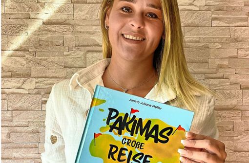 Janina  Müller aus Besigheim zeigt ihr neues Buch. Foto: Martin Tschepe