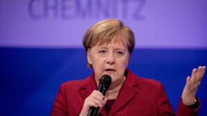 Bei einer Gesprächsrunde mit Lesern der Tageszeitung „Freie Presse“ in Chemnitz sagte Merkel am Freitag, sie könne die Aufregung und Erregung vieler Menschen in der Stadt verstehen. Foto: POOL