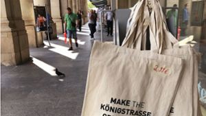 Taschen-Motiv im Königsbau mit einem Wunsch: Die Königstraße möge zu alter Größe zurück kommen Foto: Haar