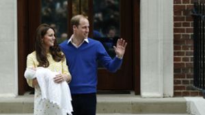 Die britische Herzogin Kate hat am 2. Mai 2015 die kleine Charlotte Elizabeth Diana geboren. Noch am selben Tag entstand dieses Foto. Foto: AP
