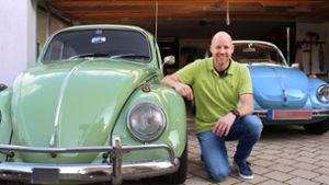 Thomas Stiller hat seinen birkengrünen Käfer, Modell 1300 Export, selbst restauriert. In der Garage steht auch der blaue 1303er. Foto: C. Holowiecki