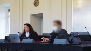 Der Angeklagte sitzt neben seiner Verteidigerin Angela Furmaniak im Gerichtssaal. Foto: dpa/Christian Böhmer
