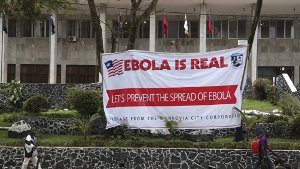 In Monrovia weist ein Plakat auf die gefährliche Ebola-Epidemie hin. Foto: dpa