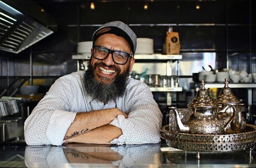 Shafqat Hussain aus dem Vaihinger Café Mosaik fastet im Ramadan mit „dem Magen, der Zunge, den Augen und den Ohren“. Foto: Caroline Holowiecki