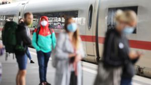 Die Deutsche Bahn hat eine verschärfte Maskenkontrolle in ihren Zügen angekündigt. Foto: dpa/Oliver Berg