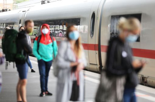 Die Deutsche Bahn hat eine verschärfte Maskenkontrolle in ihren Zügen angekündigt. Foto: dpa/Oliver Berg