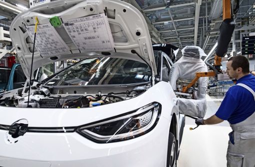 Bei Volkswagen läuft die Autoproduktion langsam wieder an (Symbolbild). Foto: picture alliance/dpa/Hendrik Schmidt