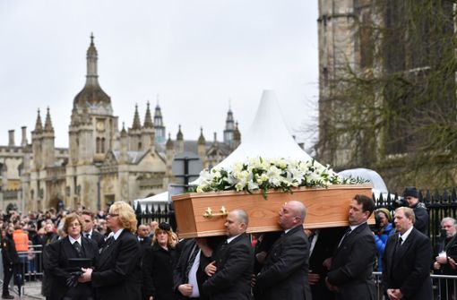 Zahlreiche Menschen haben in Cambridge Abschied von Stephen Hawking genommen. Foto: PA Wire
