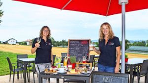 Ariane Haase (links) und Heidrun Entenmann freuen sich auf ihre  neue Aufgabe im Weincafé Drilling. 80 Gäste können auf der Terrasse bewirtet werden. Foto:  