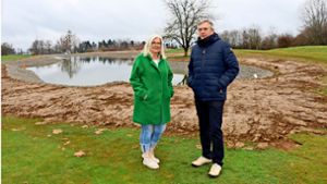 Golfclub-Präsidentin Hanni Weiler und Platzbeauftragter Eckard Munz können den nächsten Dürresommer entspannt angehen. Foto: Georg Friedel