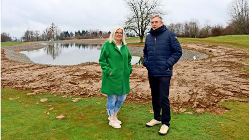 Golfclub-Präsidentin Hanni Weiler und Platzbeauftragter Eckard Munz können den nächsten Dürresommer entspannt angehen. Foto: Georg Friedel