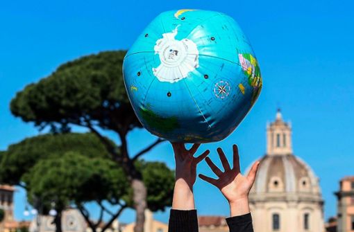 Schüler einer „Fridays for Future“-Klimademonstration in Rom  spielen mit einem aufblasbaren Erdball. Foto: dpa