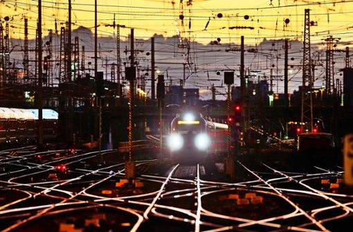 Für die Modernisierung und Digitalisierung des mehr als 32­ 000 Kilometer langen Schienennetzes hat Bahnchef Lutz einen Zeitraum von zehn bis 15 Jahren veranschlagt. Foto: AP