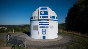 Das Gebäude der Sternwarte in Zweibrücken bekam einen Anstrich wie die „Star Wars“-Figur R2-D2. Foto: dpa/Oliver Dietze