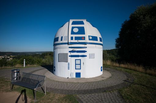 Das Gebäude der Sternwarte in Zweibrücken bekam einen Anstrich wie die „Star Wars“-Figur R2-D2. Foto: dpa/Oliver Dietze