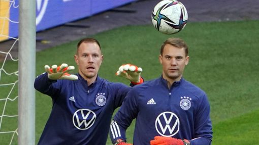 Die Torhüter Marc-André ter Stegen (l) und Manuel Neuer konkurrieren um den Platz im EM-Tor. Foto: Marcus Brandt/dpa