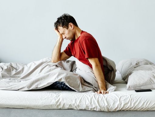 Wer den halben Tag verschlafen hat, sollte sich unbedingt aus dem Bett kämpfen. Foto: 2022 SeventyFour/Shutterstock.com