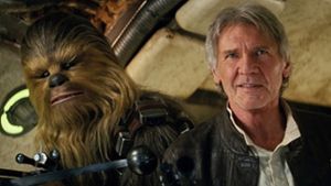 Gute alte Bekannte: Peter Mayhew als Chewbacca und Harrison Ford als Han Solo tauchen auch im neuen „Star Wars“-Film „Das Erwachen der Macht“ auf. Foto: Lucasfilm