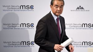 Chinas Außenminister Wang Yi: „Schmierenkampagne der USA“ Foto: AP/Jens Meyer