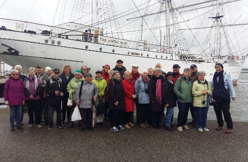 Die Gruppe vor der bekannten Gorch Fock I im Hafen von Stralsund – ein Muss bei einem Besuch in der Hansestadt. Foto: Uli Eitel.