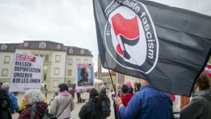 150 Menschen kamen zur Kundgebung des Bündnisses gegen Rechts in Ludwigsburg. Foto: Simon Granville