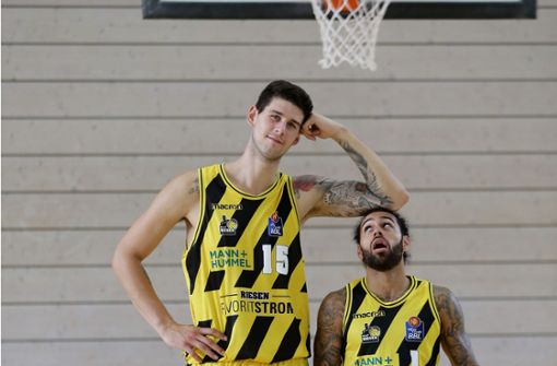 Verkehrte Basketball-Welt: Der 2,13-Meter-Center Radosavljevic (li.) ist nur Ersatz, der kleine Crawford eine feste Größe. Foto: Baumann