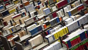 Lesestoff satt: Viele große Bibliotheken und kleinere Büchereien öffnen am Freitag länger als üblich, um Lust auf Medien zu machen. Foto: dpa/Maja Hitij