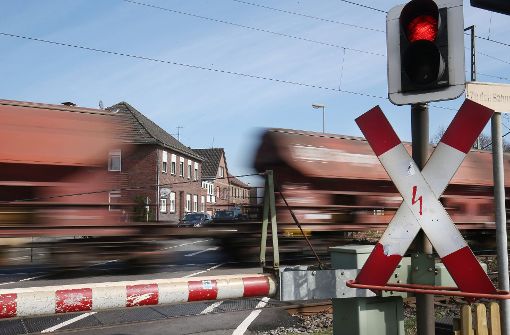 Bei seiner Fahrt habe der Zugführer ein Haltesignal überfahren und mit dem letzten Waggon seines Zuges fast eine Barriere gerammt. (Symbolbild) Foto: dpa