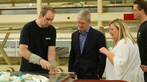Apple-Chef Tim Cook (Mitte) beim Besuch des Glas-Spezialisten Seele, dessen Tochtergesellschaft Sedak die Frontscheiben des neuen Apple-Hauptquartiers in Cupertino liefert.  Foto: dpa