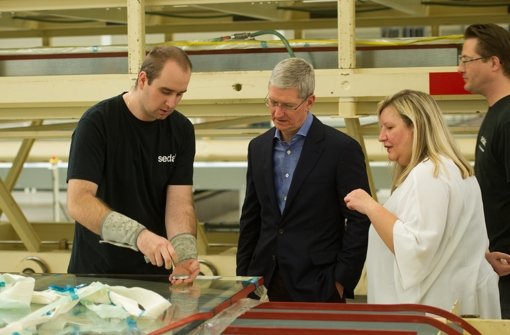 Apple-Chef Tim Cook (Mitte) beim Besuch des Glas-Spezialisten Seele, dessen Tochtergesellschaft Sedak die Frontscheiben des neuen Apple-Hauptquartiers in Cupertino liefert.  Foto: dpa