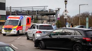 Auto an Auto an der Zufahrt zum Robert-Bosch-Krankenhaus. Die Rettungsfahrzeuge blieben im Verkehr stecken. Foto: Lichtgut/Christoph Schmidt