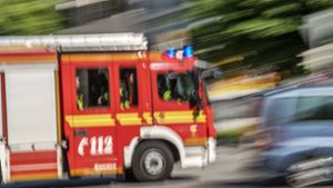 Beim Unfall in Leinfelden-Echterdingen kamen Spezialisten der Feuerwehr, um Betriebsstoffe abzubinden. Foto: Imago/Wolfgang Maria Weber/Imago/Wolfgang Maria Weber
