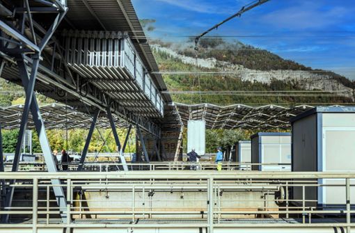 In Chur entstand das erste Solar-Faltdach mit 5500 Quadratmetern über einer Kläranlage. Foto: dhp technology/Michael Brooks
