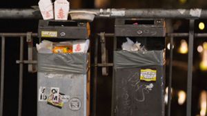 Die Mülleimer in den Innenstädten quellen oft über mit Einwegverpackungen von Essen und Getränken zum Mitnehmen. Foto: imago/Ulmer Pressebildagentur