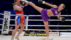 Die deutsche Kickboxerin Christine Theiss (rechts) und die russische Weltmeisterin Olga Stavrova kämpfen in der Oberfrankenhalle Bayreuth um den WM-Titel. Am Ende konnte sich ... Foto: dpa